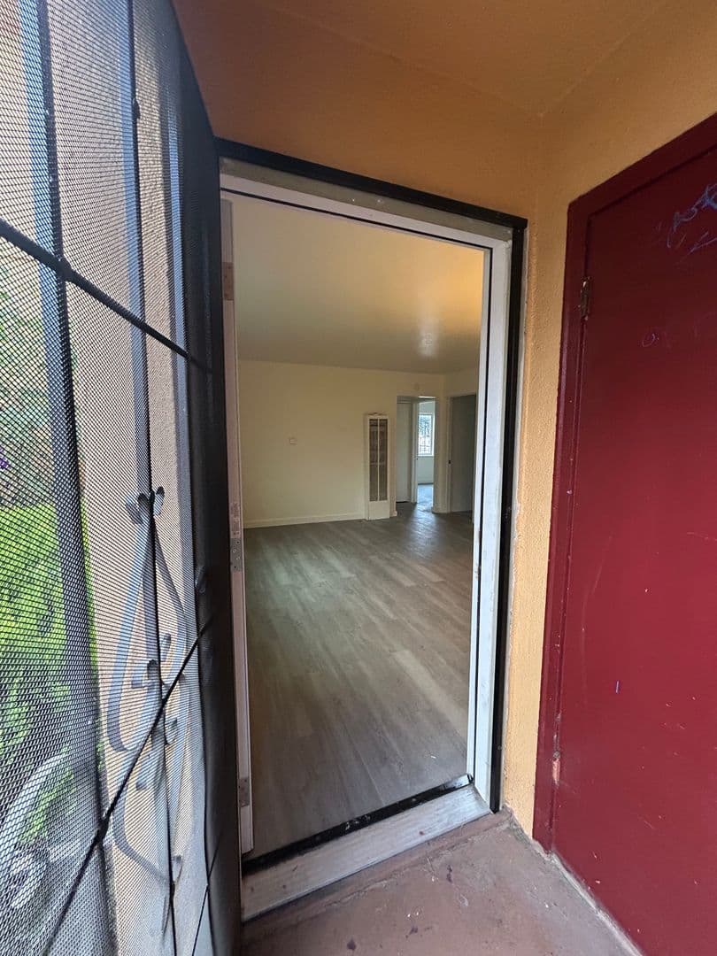 Oakland Townhome: 2324 92nd Ave