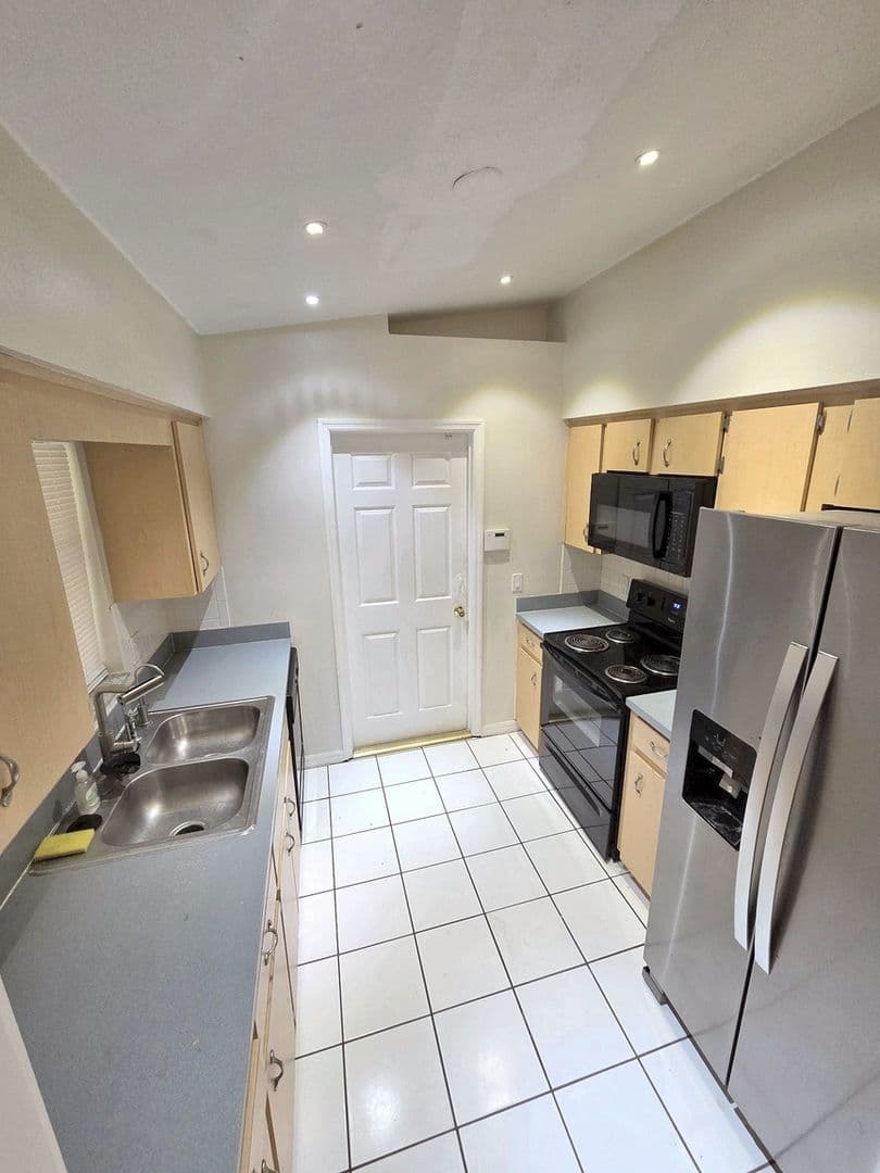Lakeland House: 7628 Lewis Rd