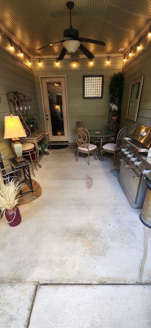 Lafayette House: 304 Barataria Bay Pt