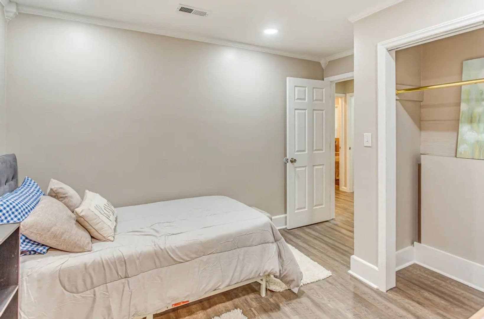 Whiteville House: 208 E Columbus St