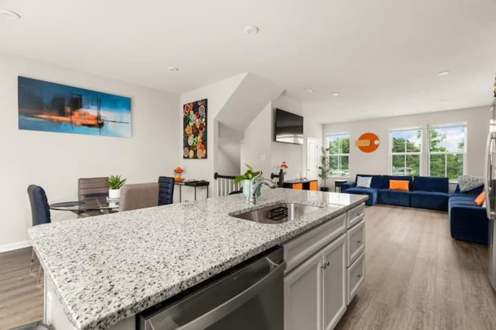 Portsmouth House: 207 Falcon Ave