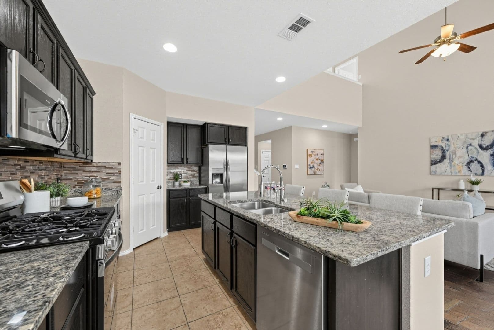 Fort Worth House: 517 High Desert Dr