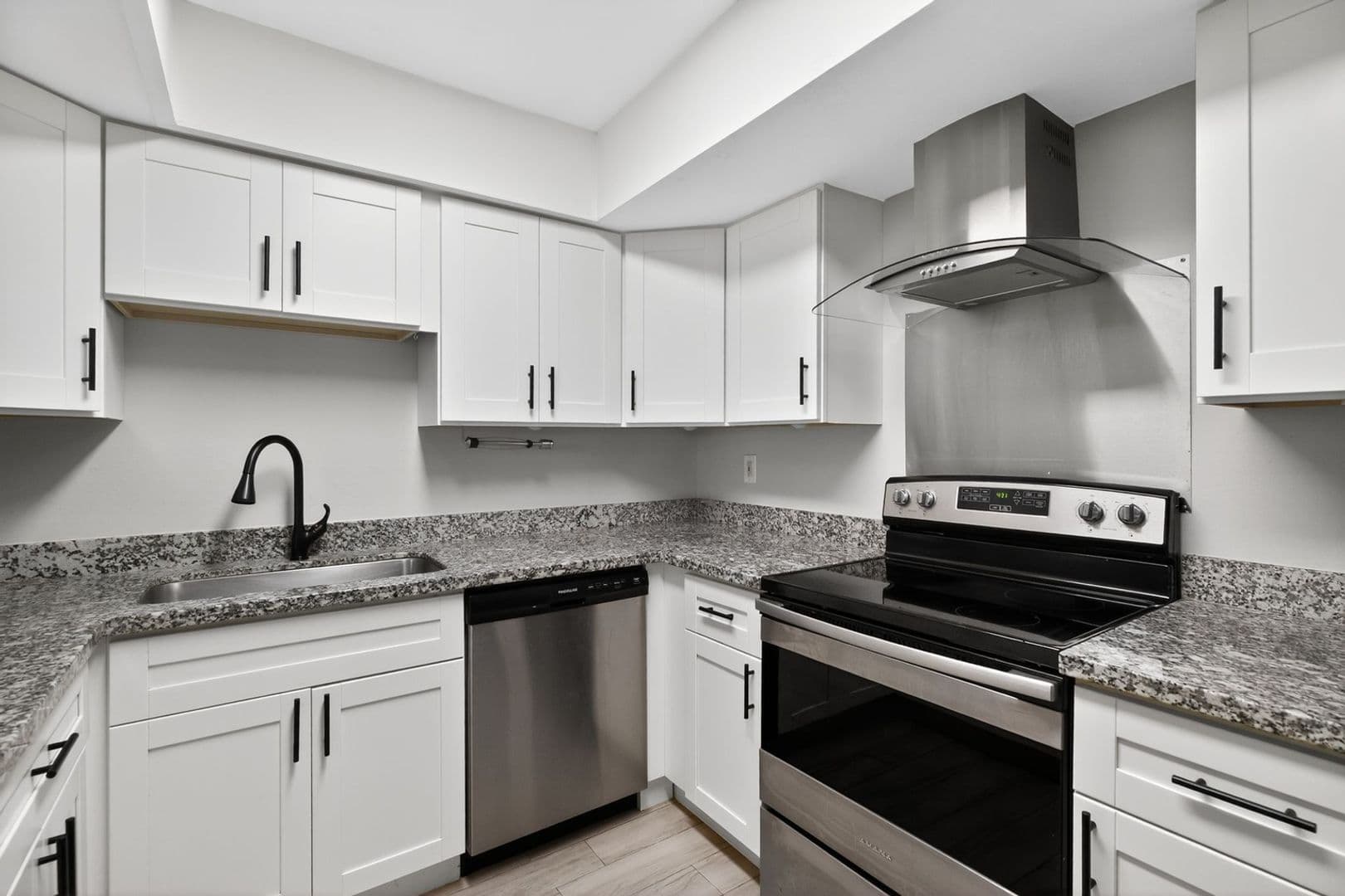 Houston House: 2250 Shadowdale Dr