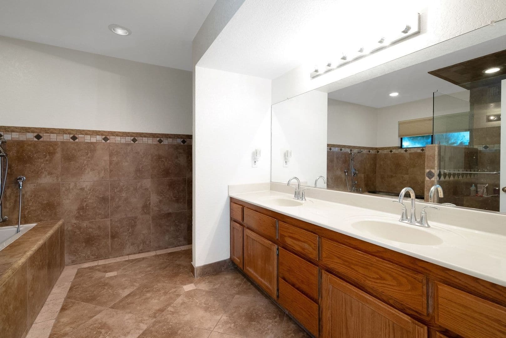 Bakersfield Townhome: 14500 Las Palmas Dr