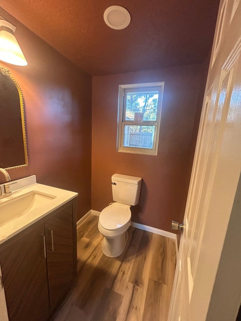 Mabank House: 18016 Lakeview Blvd