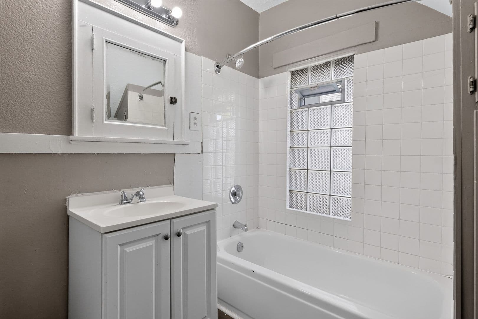 Milwaukee Townhome: 3045 N Dr William Finlayson St