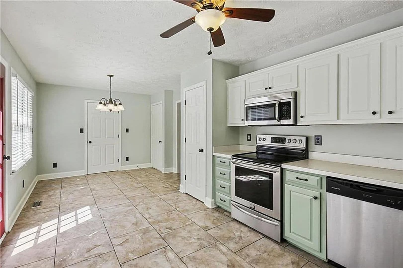Villa Rica House: 1370 Fernwood Ct