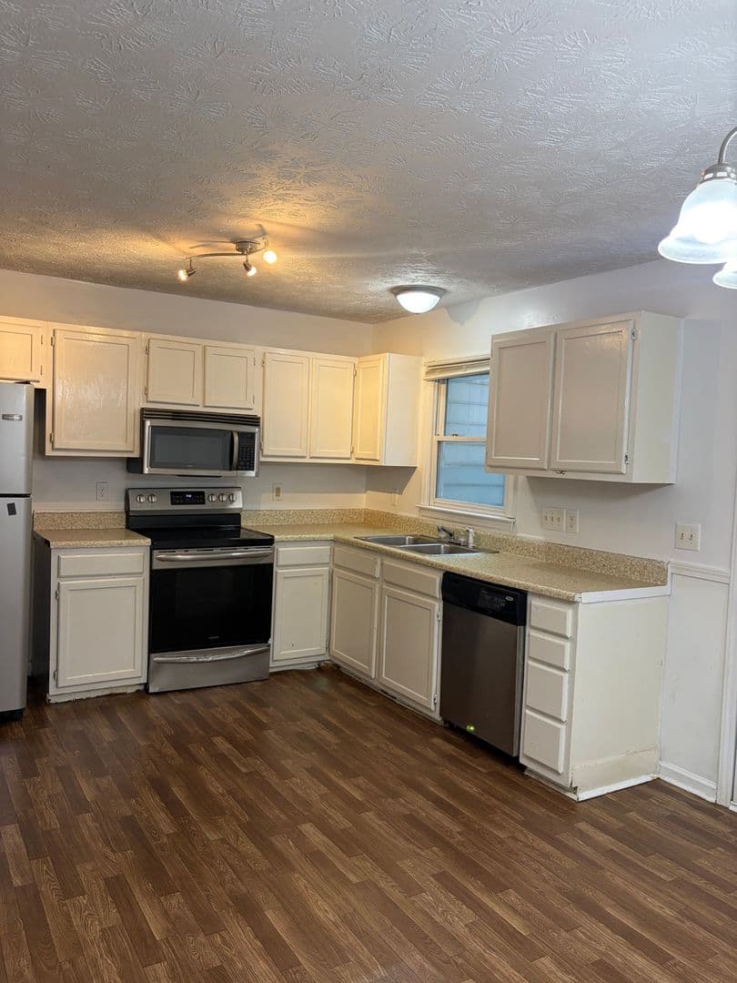 Fayetteville House: 3323 Scotty Hill Rd