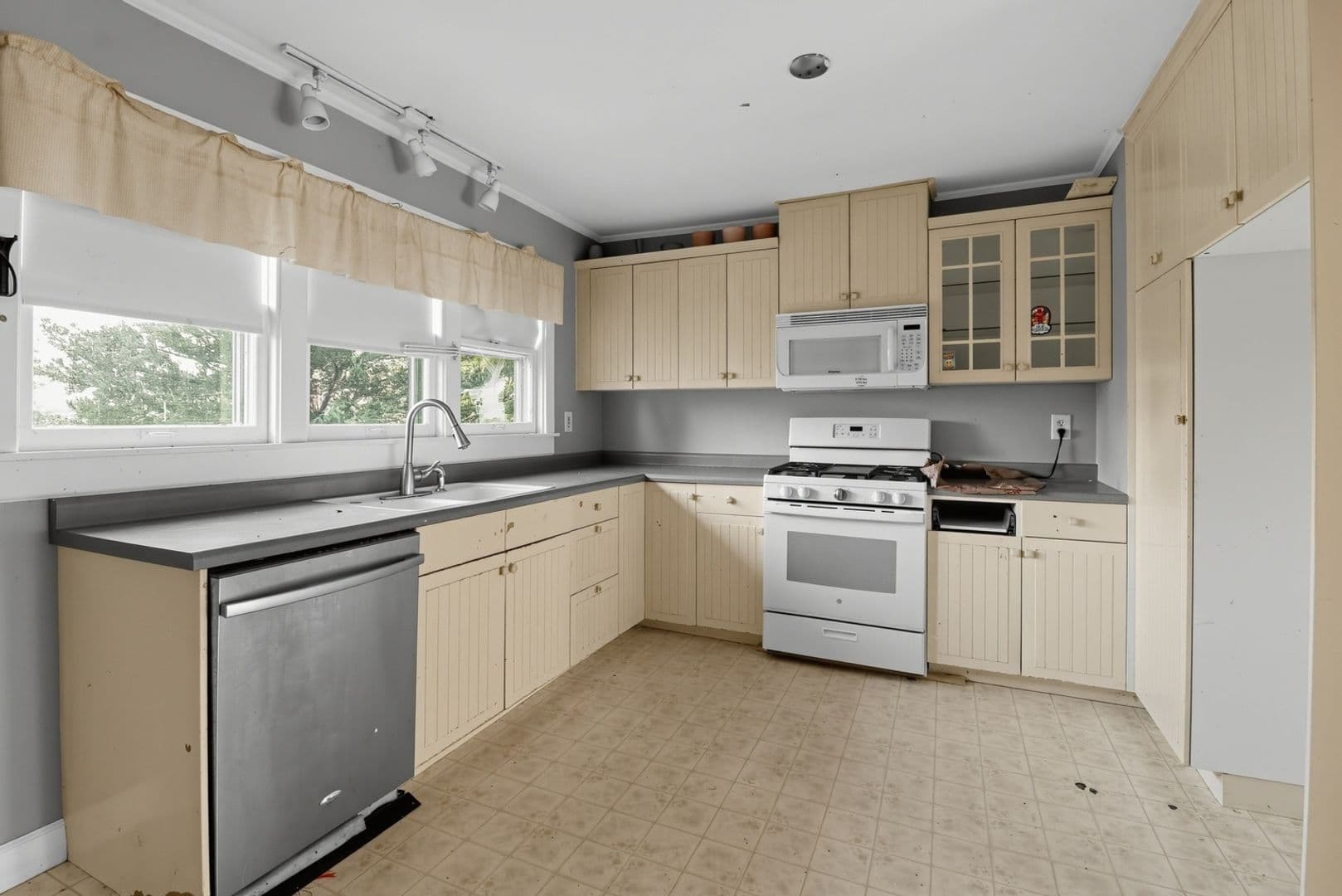 Crystal Lake House: 6414 W Hillside Rd