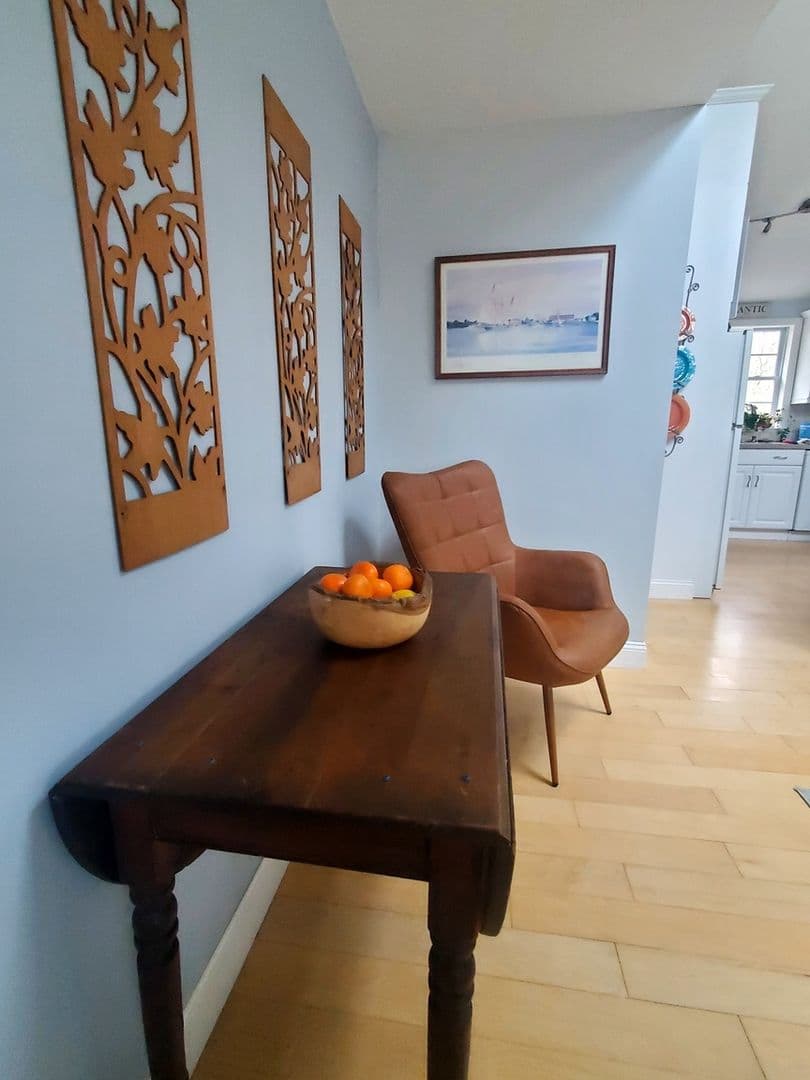 Niantic House: 71 Oakwood Rd