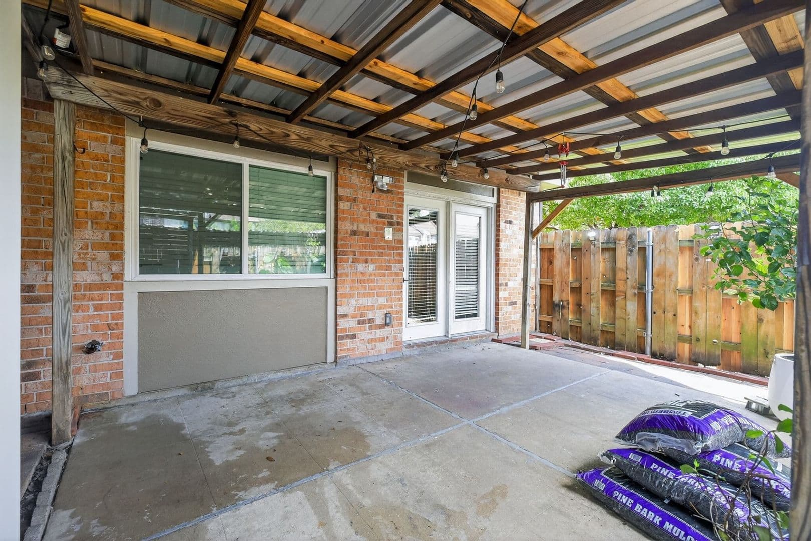 Houston House: 2250 Shadowdale Dr