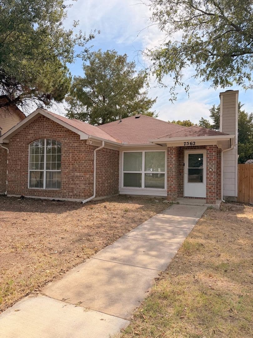 Fort Worth House: 7562 John T White Rd