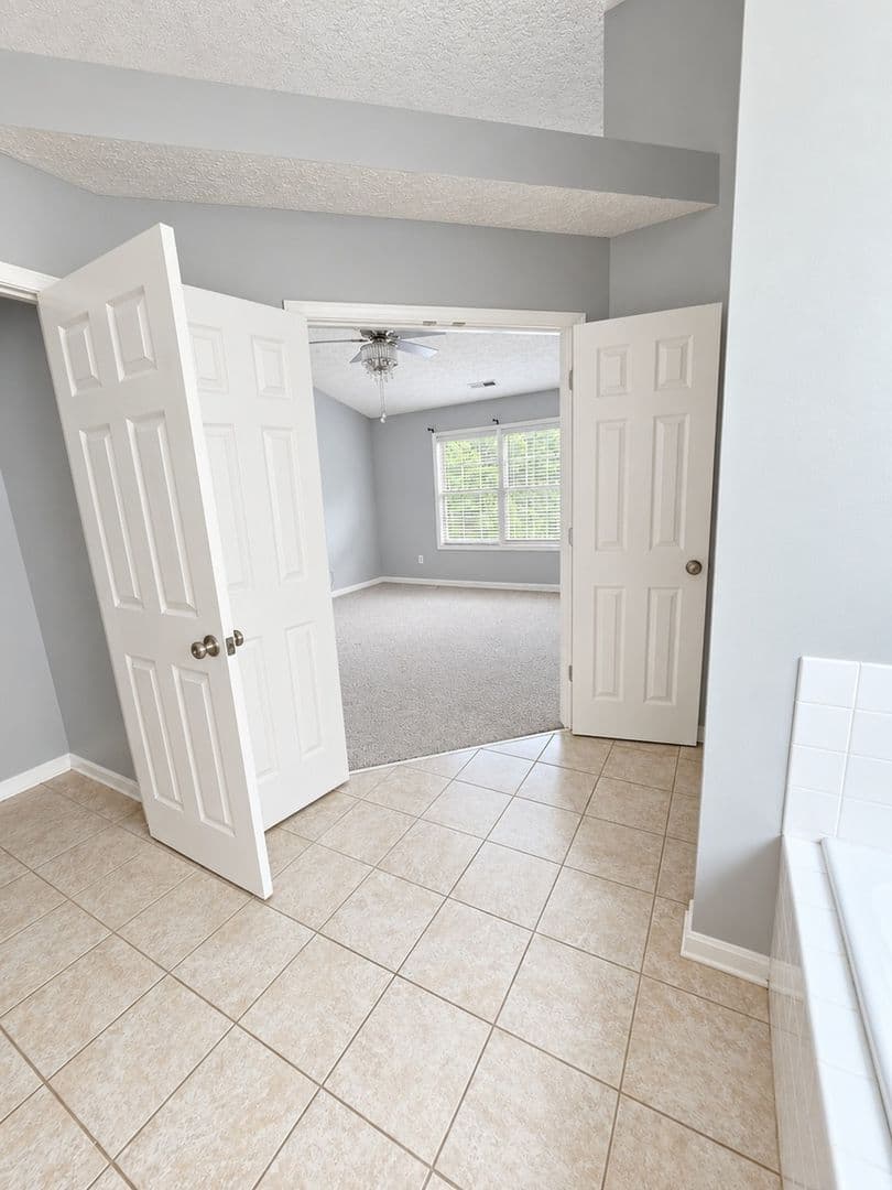 Louisville House: 9822 Collier Ln