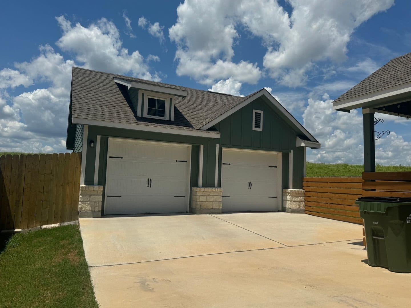 Leander House: 1413 Linwood St