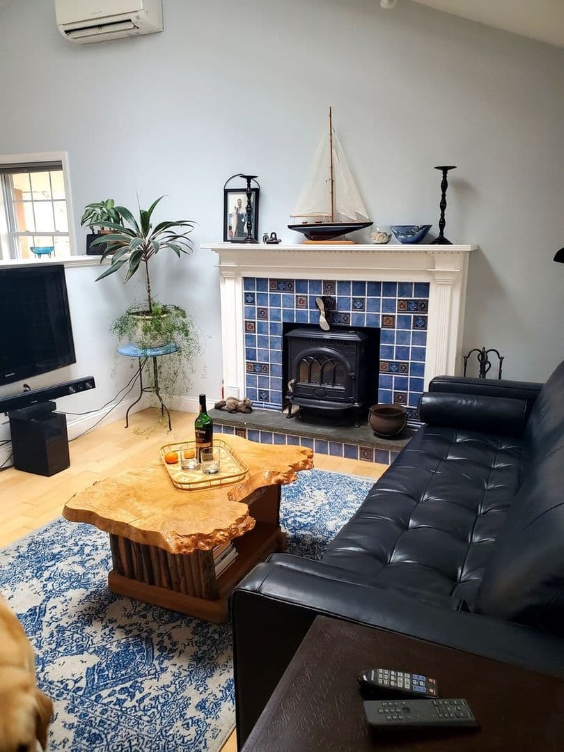 Niantic House: 71 Oakwood Rd