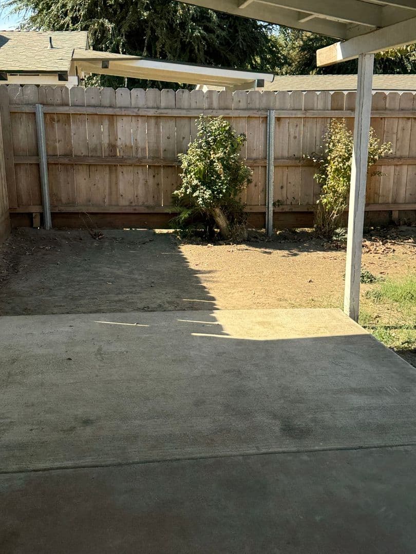 Visalia House: 16544 Avenue 291