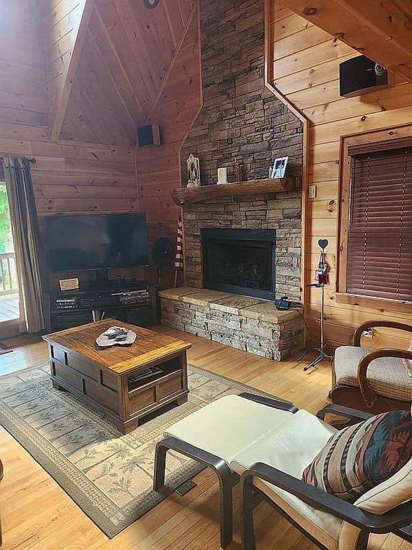 Blairsville House: 161 Clay Dr