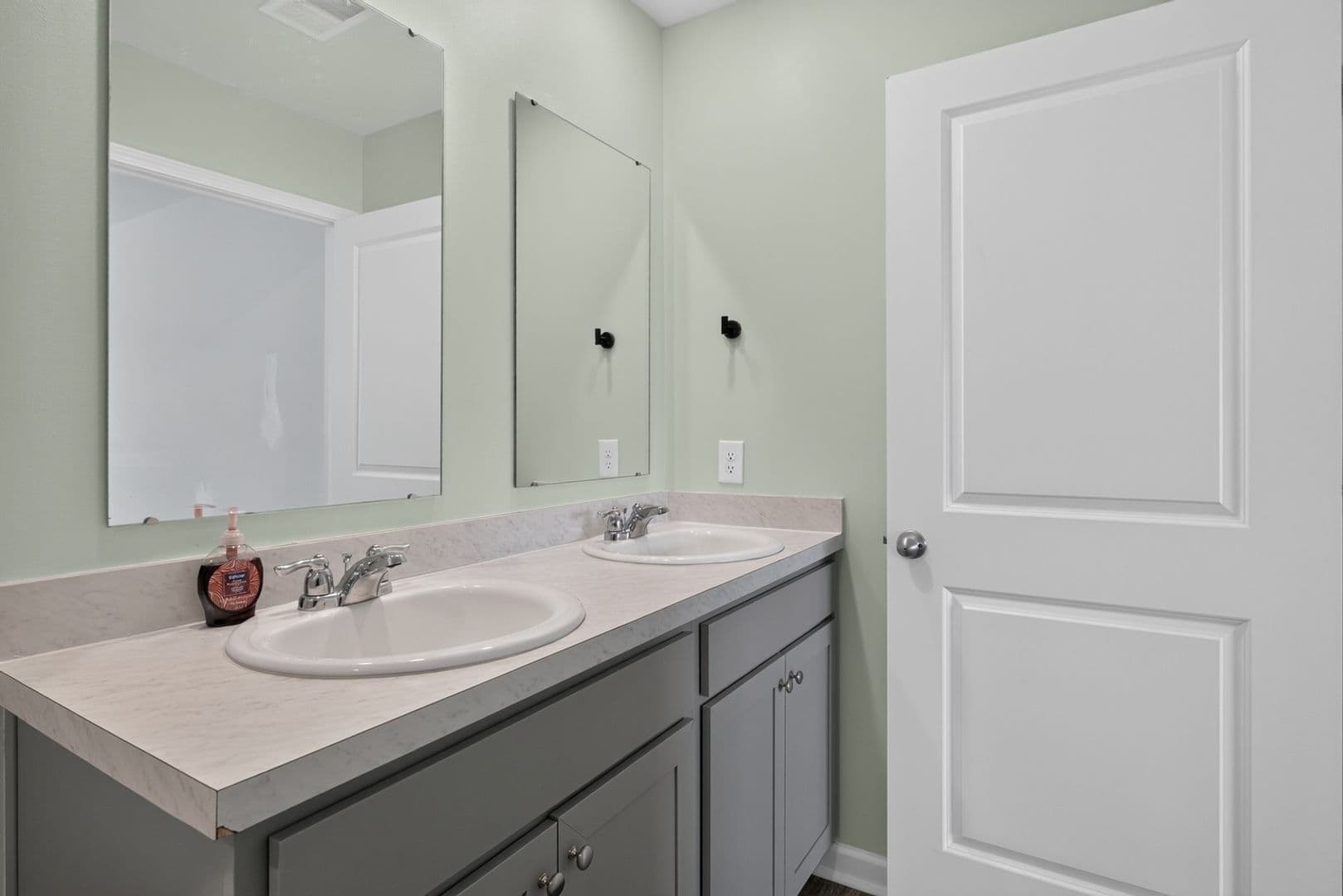 Bloomingdale House: 183 Coneflower Rd