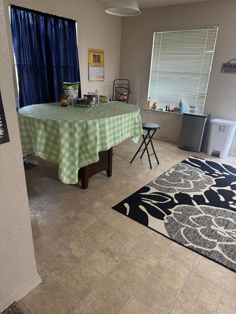Pflugerville House: 1600 Darjeeling Dr