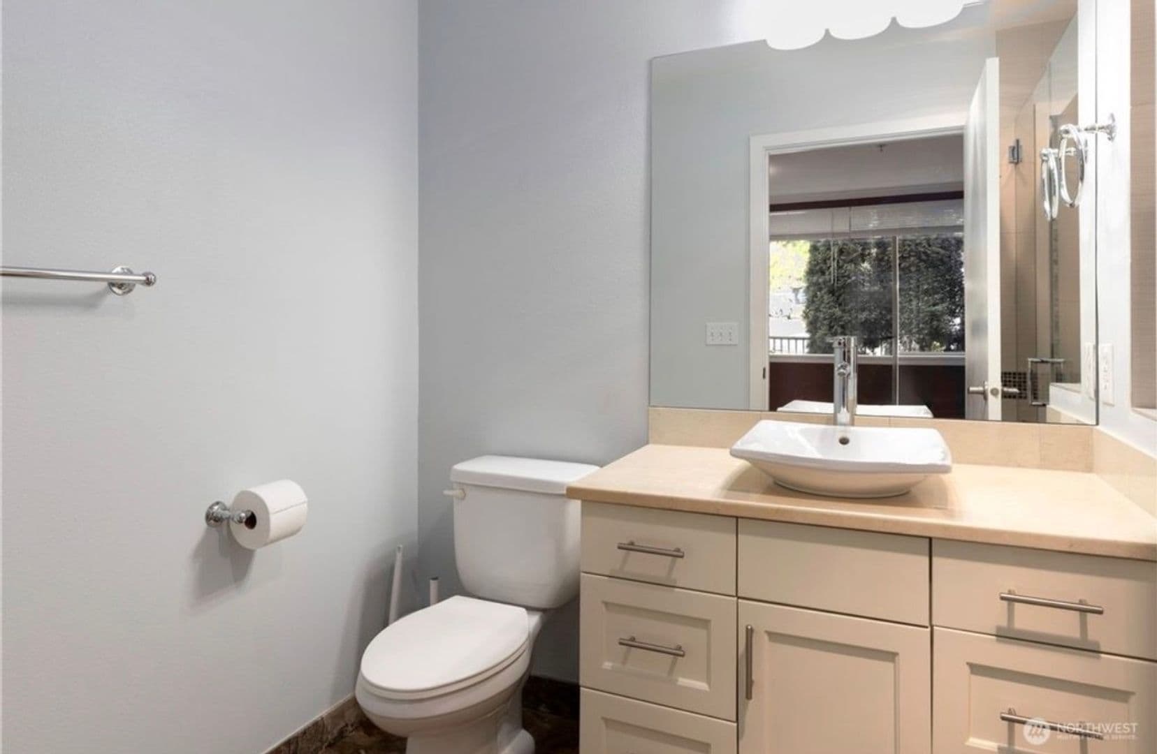 Kirkland Condo: 220 1st St