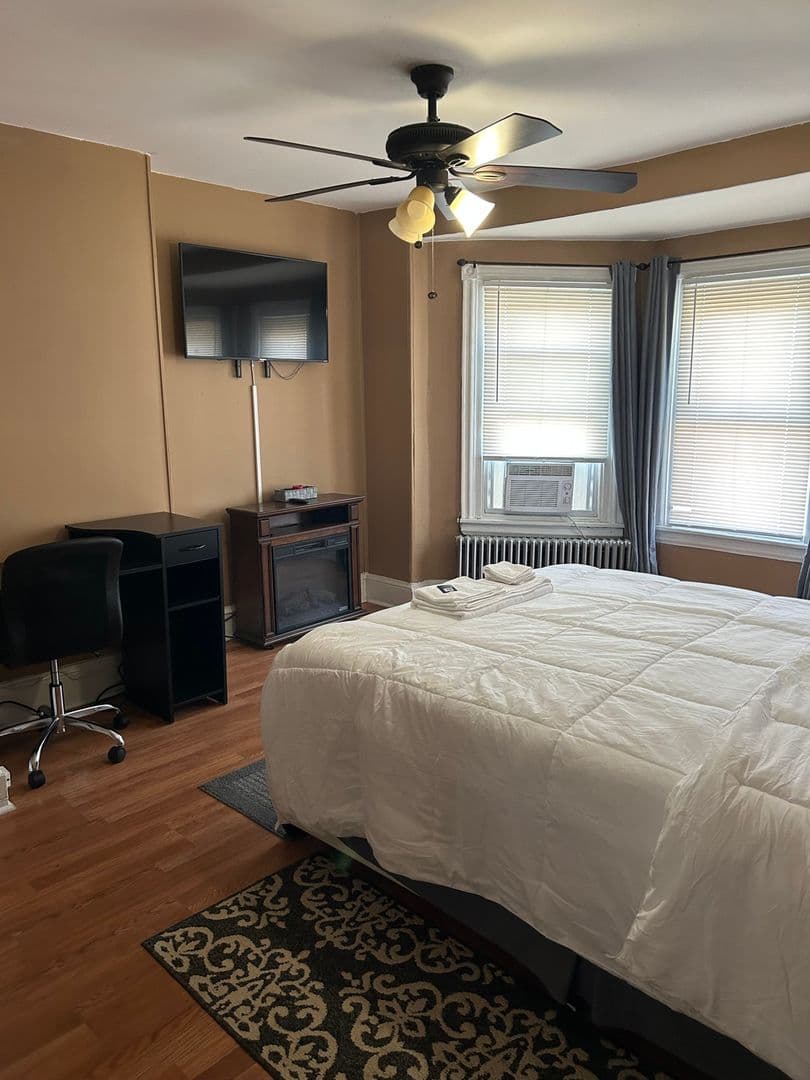 Wilmington House: 7 E 25th St