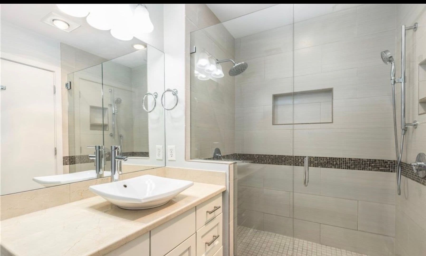 Kirkland Condo: 220 1st St