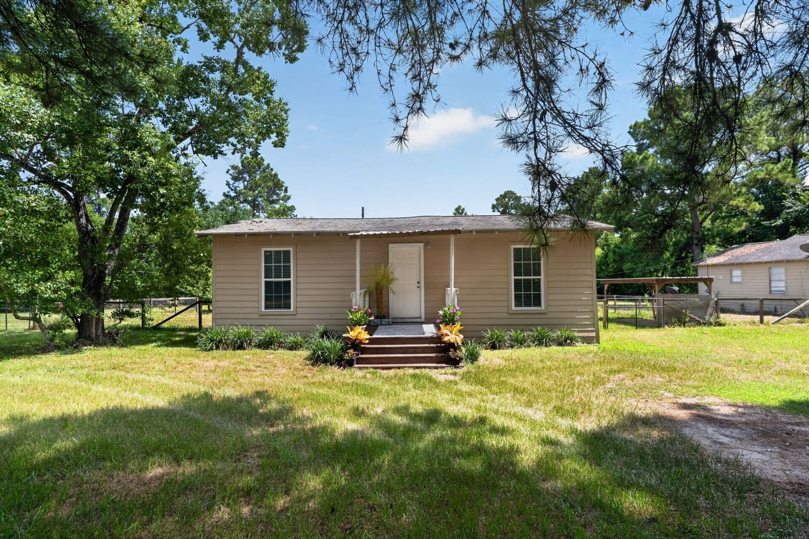 Montgomery House: 2827 Bobville Rd