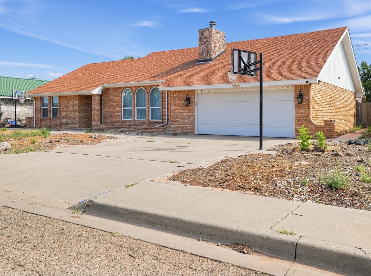 Clovis House: 109 Rosewood Dr