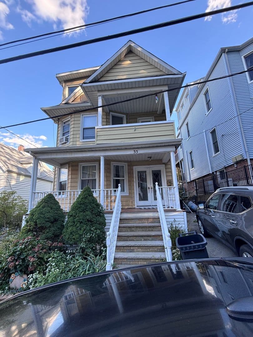 Staten Island Townhome: 35 Pearl St