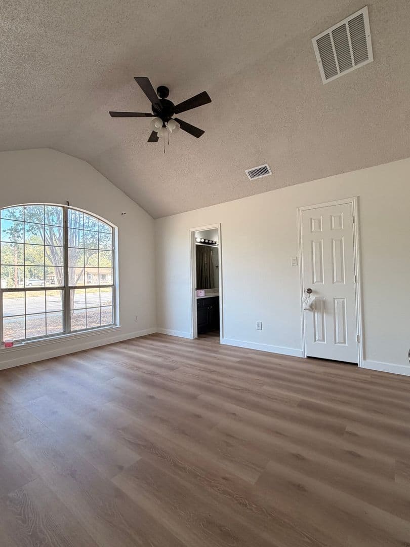 Fort Worth House: 7562 John T White Rd