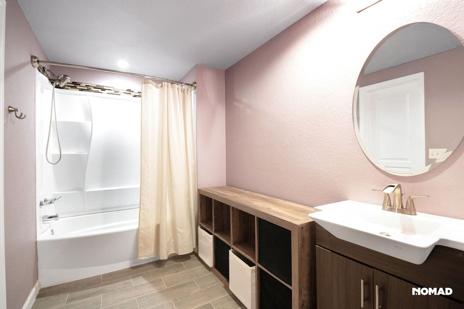 Aurora House: 26926 E Davies Pl