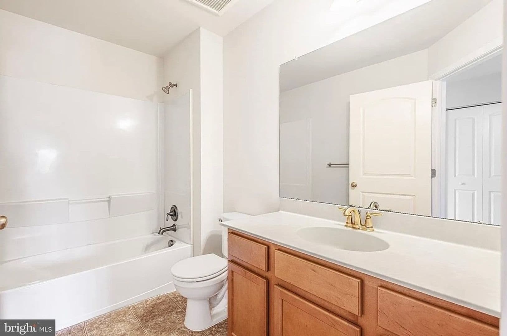 Newark Townhome: 621 S Twin Lakes Blvd