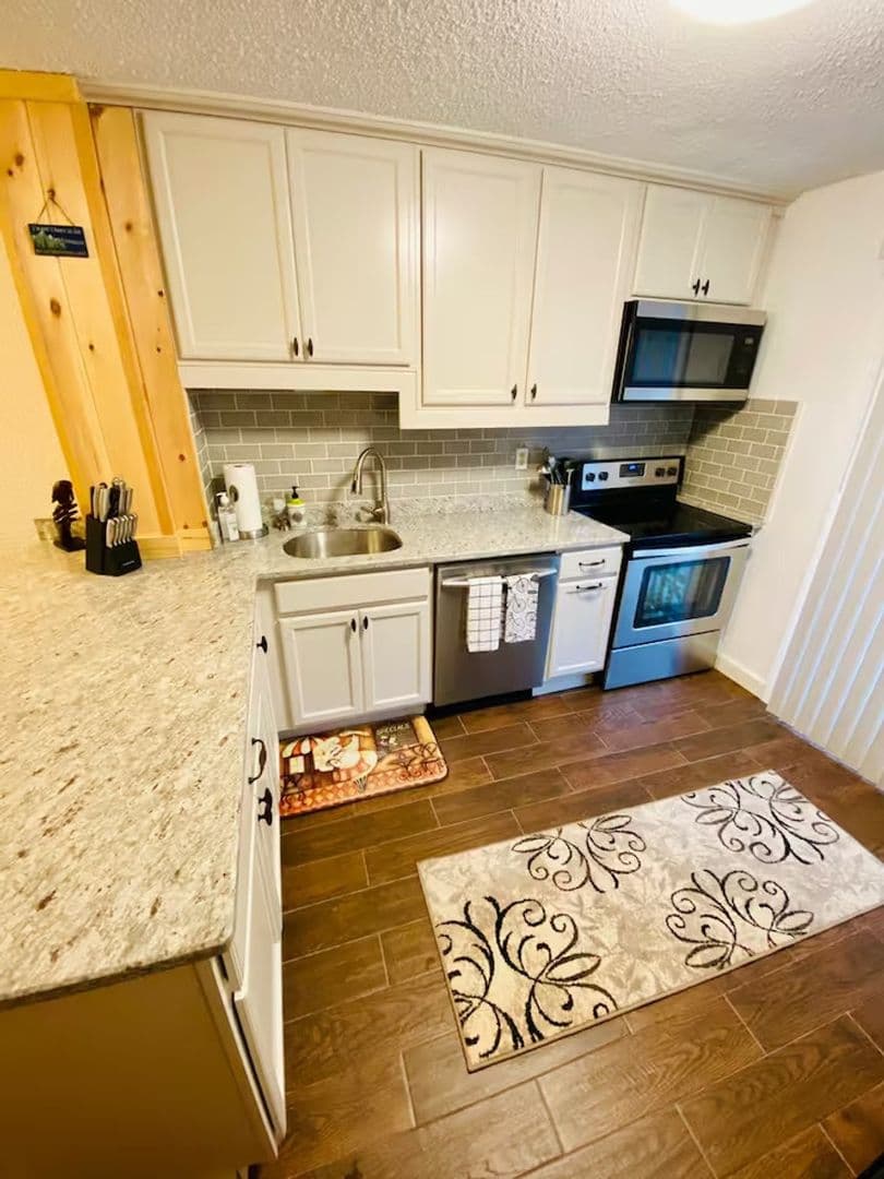 Hunter Townhome: 65 Scribner Hollow Rd