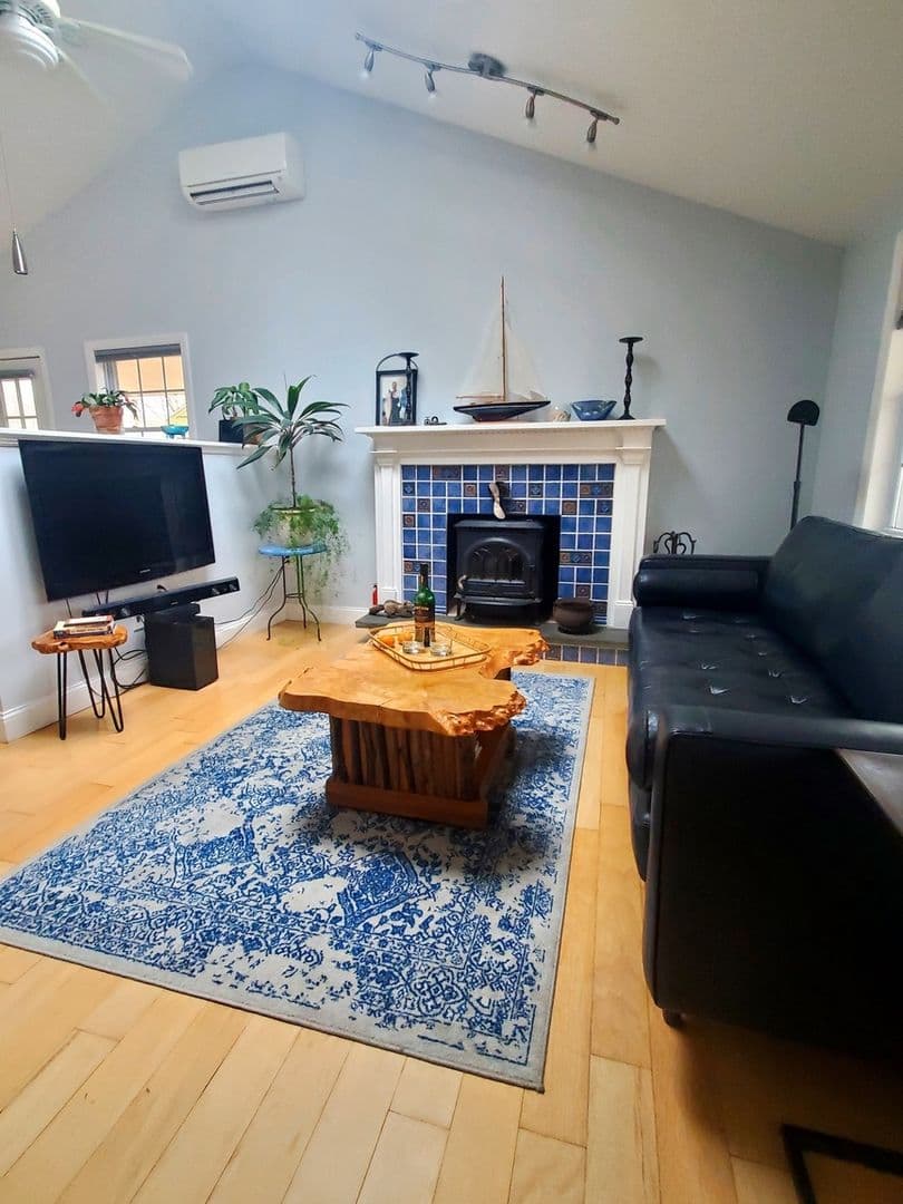 Niantic House: 71 Oakwood Rd