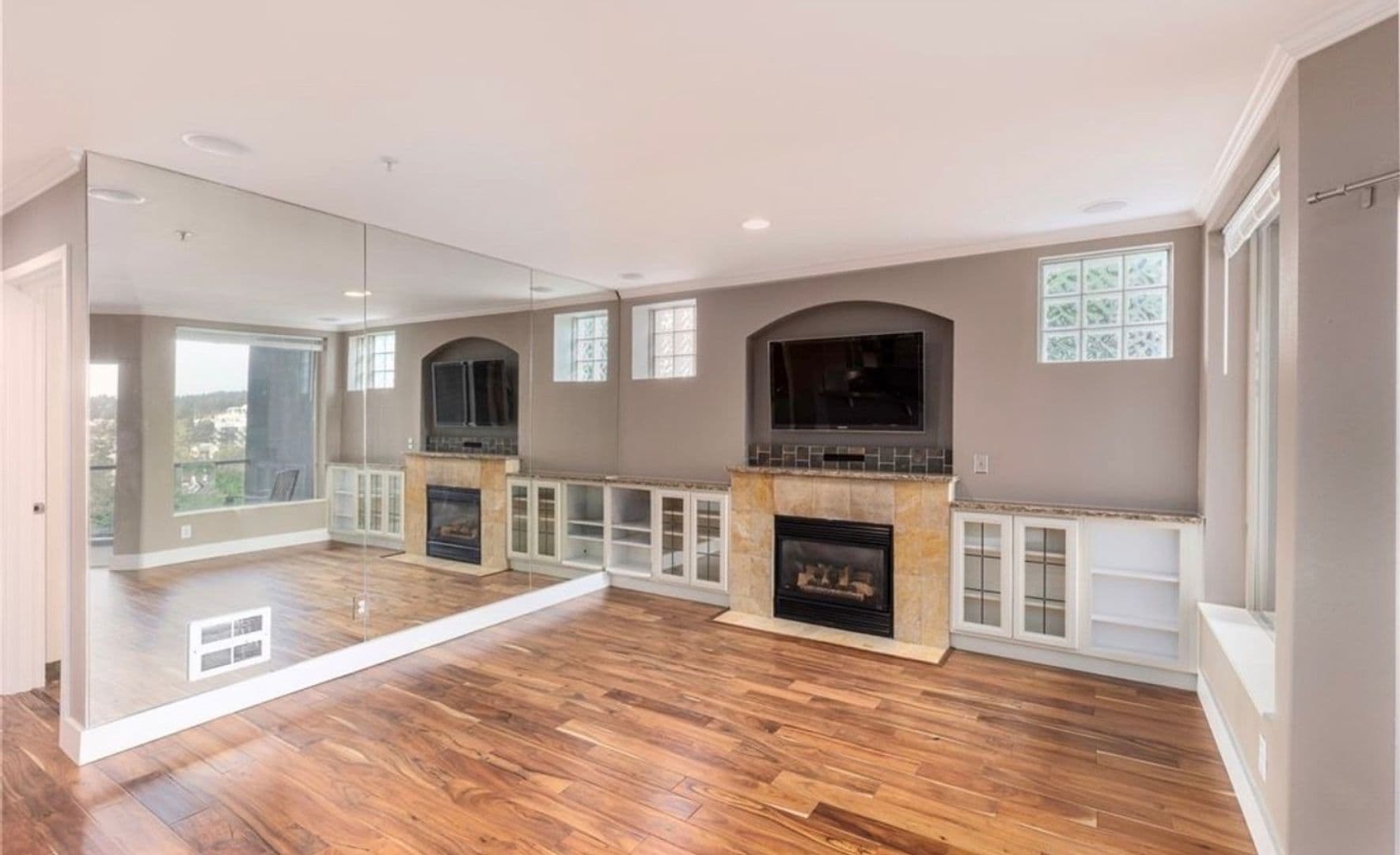 Kirkland Condo: 220 1st St
