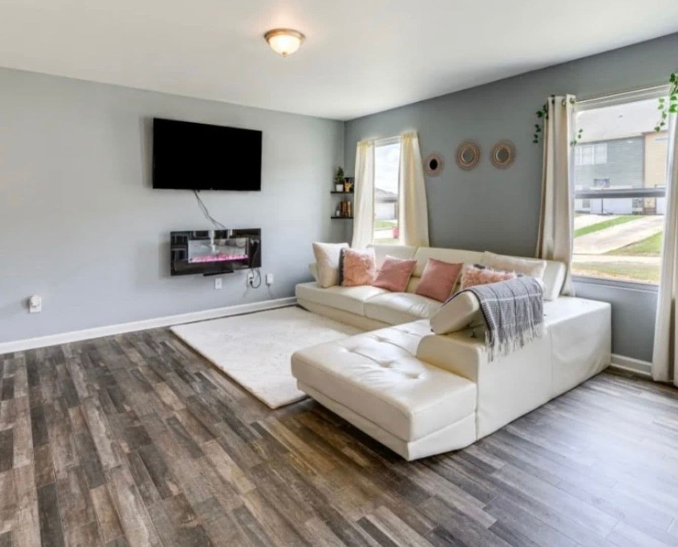 Macon House: 212 Hawthorn Trl