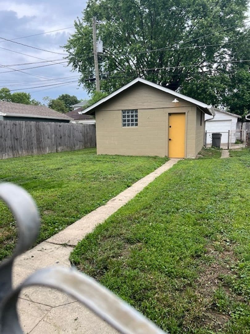 Indianapolis House: 853 N Drexel Ave