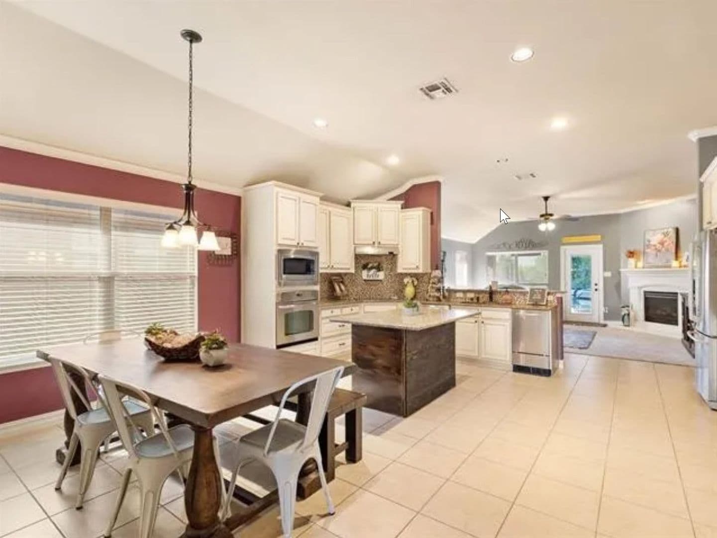 Forney House: 1052 Lufkin Ln