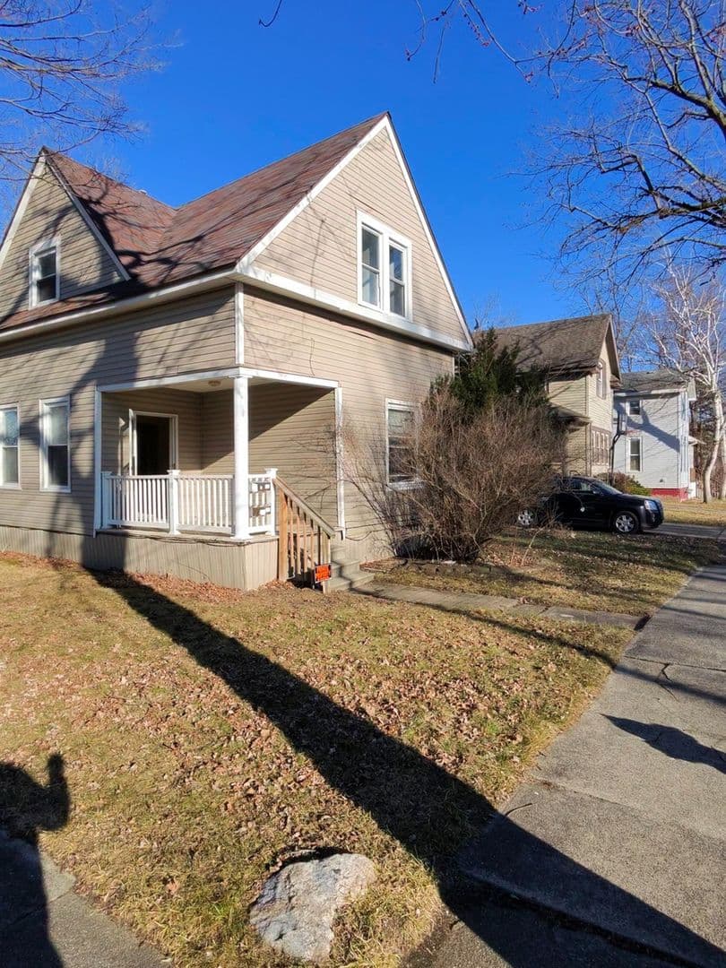 Saginaw Townhome: 1420 Adams St