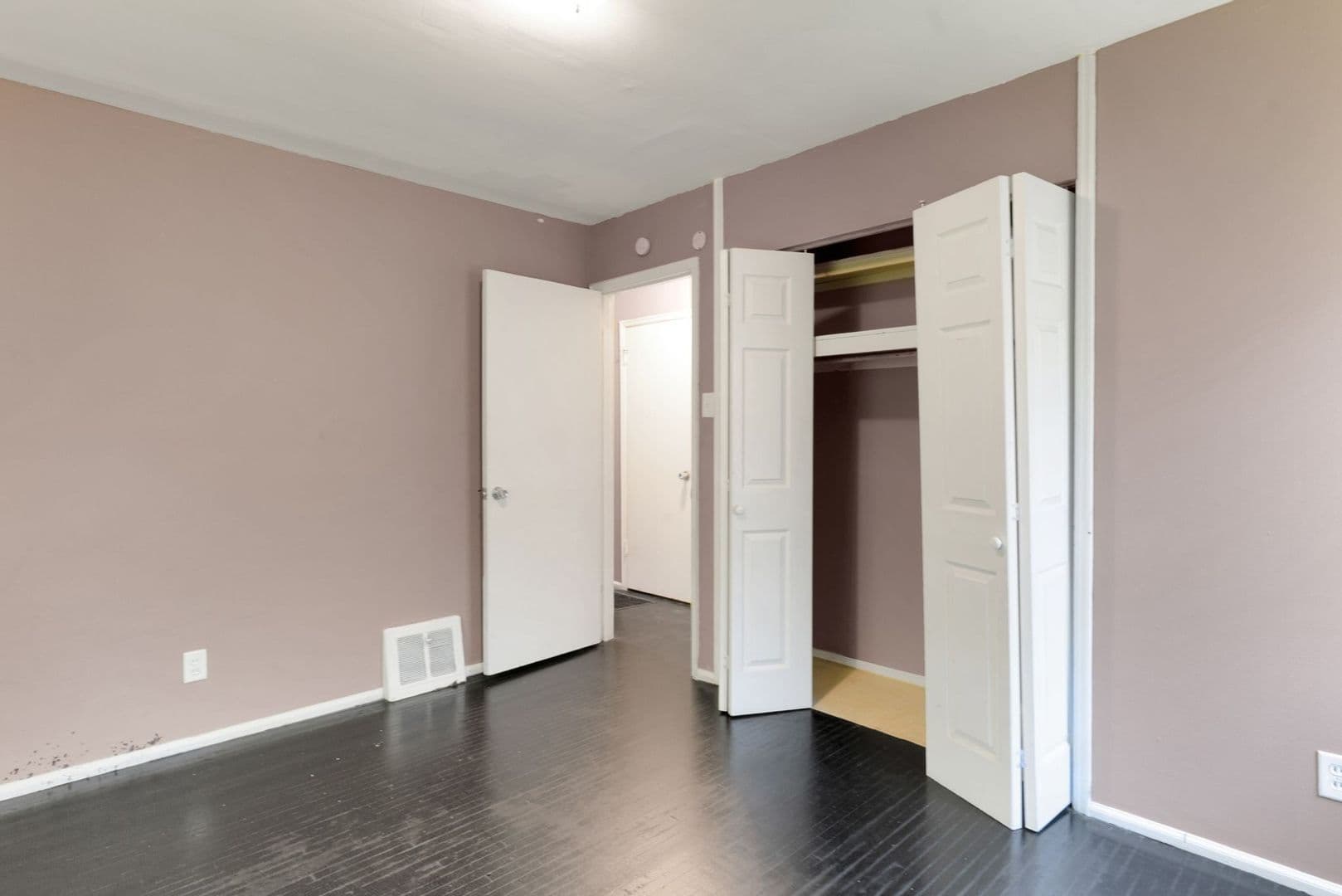 Saint Louis House: 300 Estridge Rd