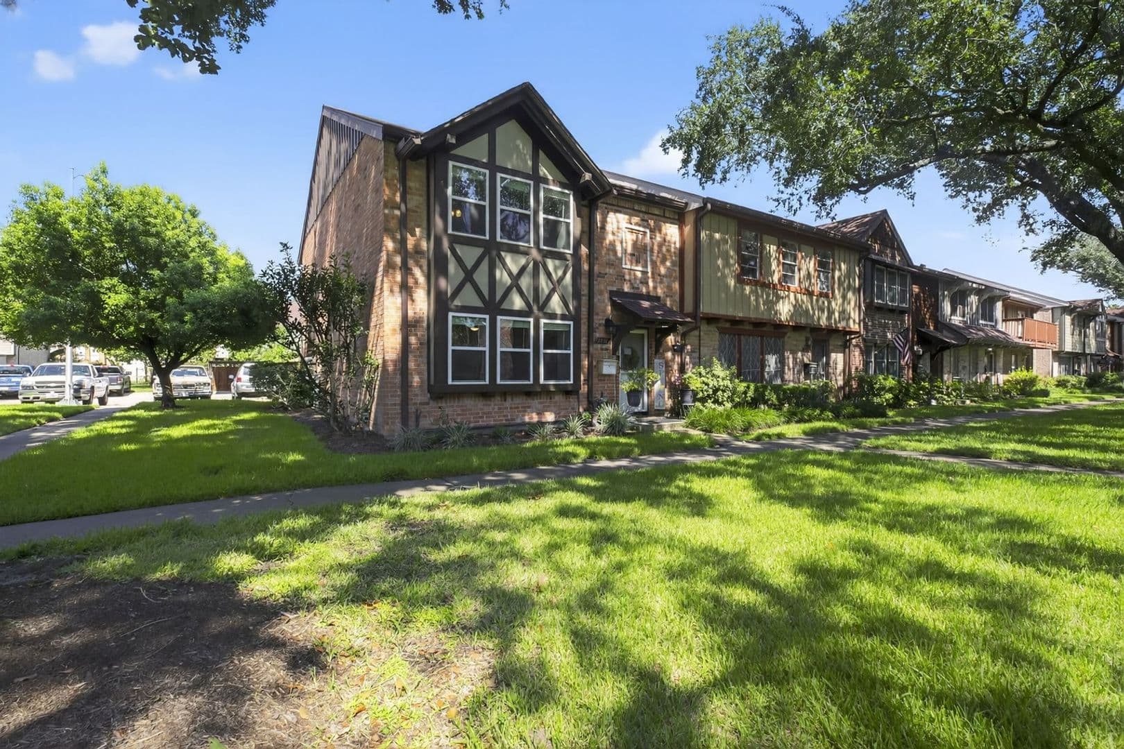 Houston House: 2250 Shadowdale Dr