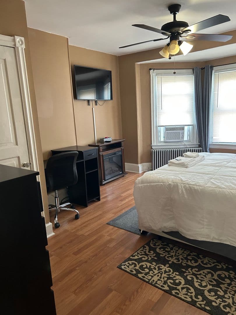 Wilmington House: 7 E 25th St