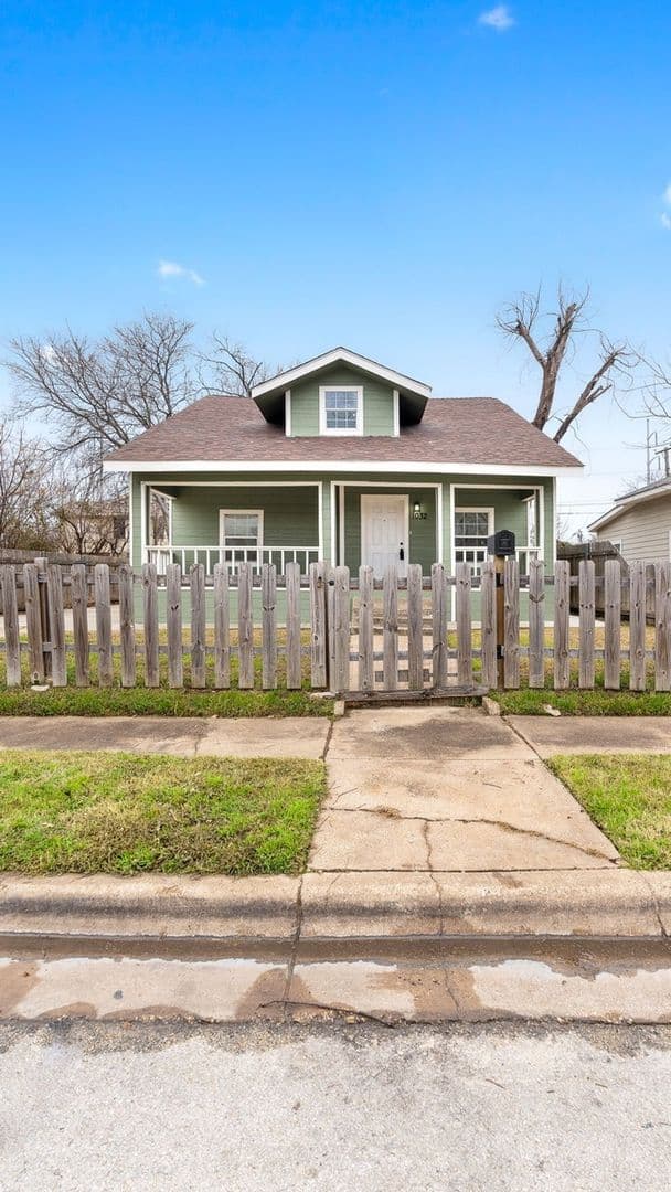 Fort Worth House: 1032 E Tucker St