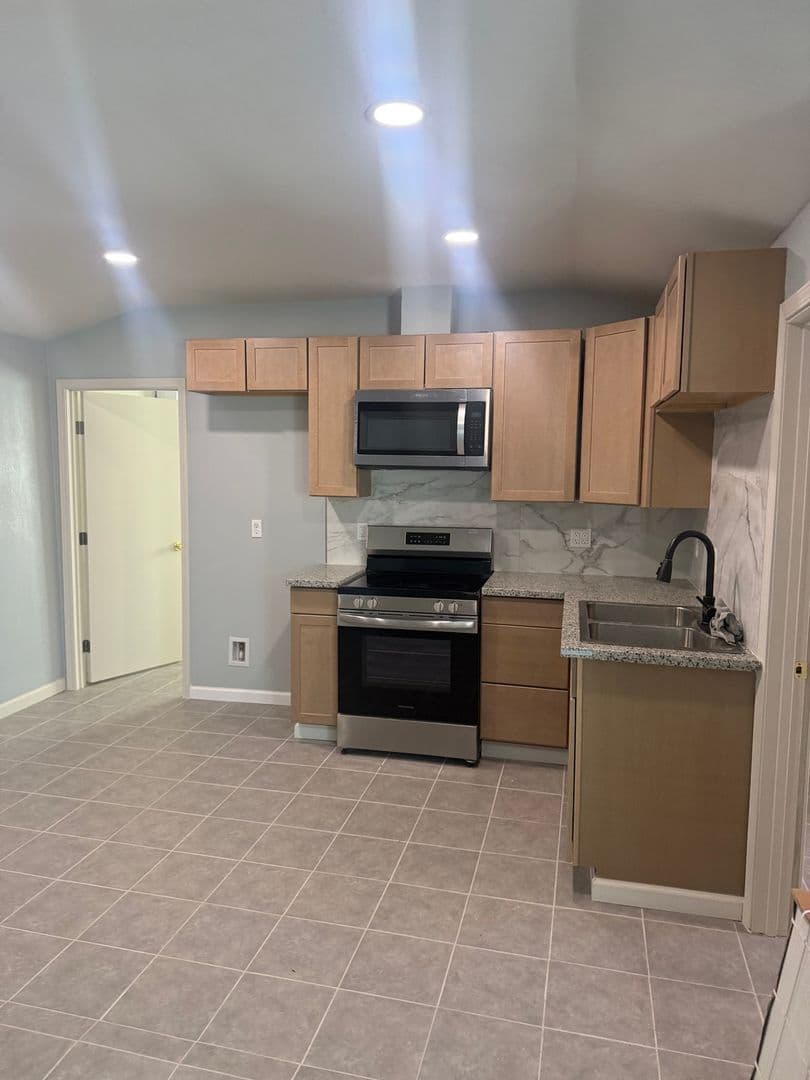 Modesto House: 1825 Roble Ave