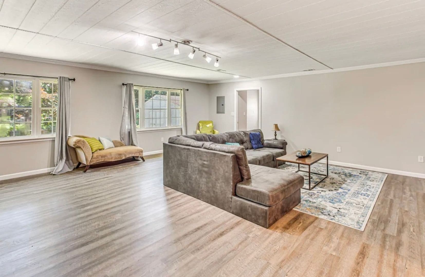 Whiteville House: 208 E Columbus St
