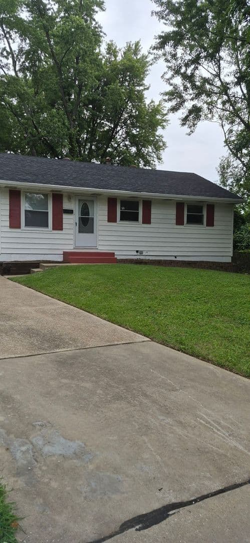 Saint Louis House: 10605 Dunkeld Cir