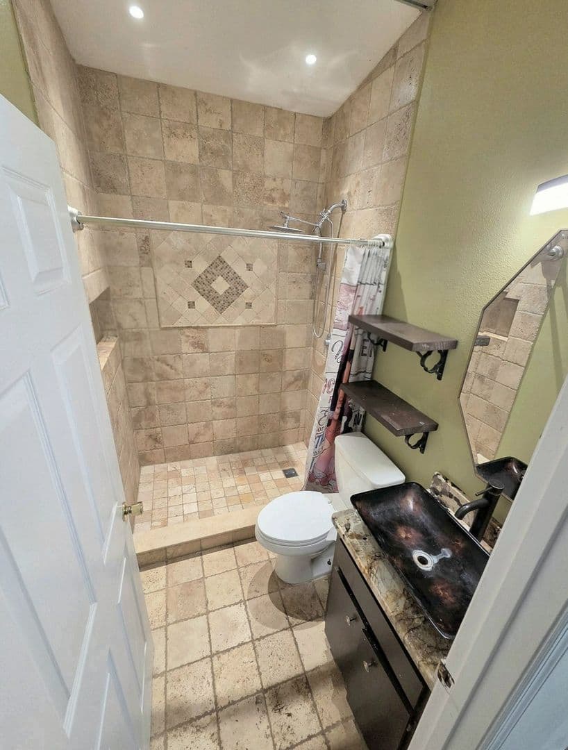 Lakeland House: 7628 Lewis Rd