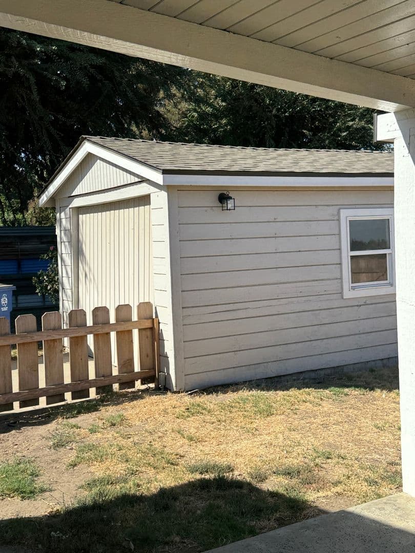 Visalia House: 16534 Avenue 291