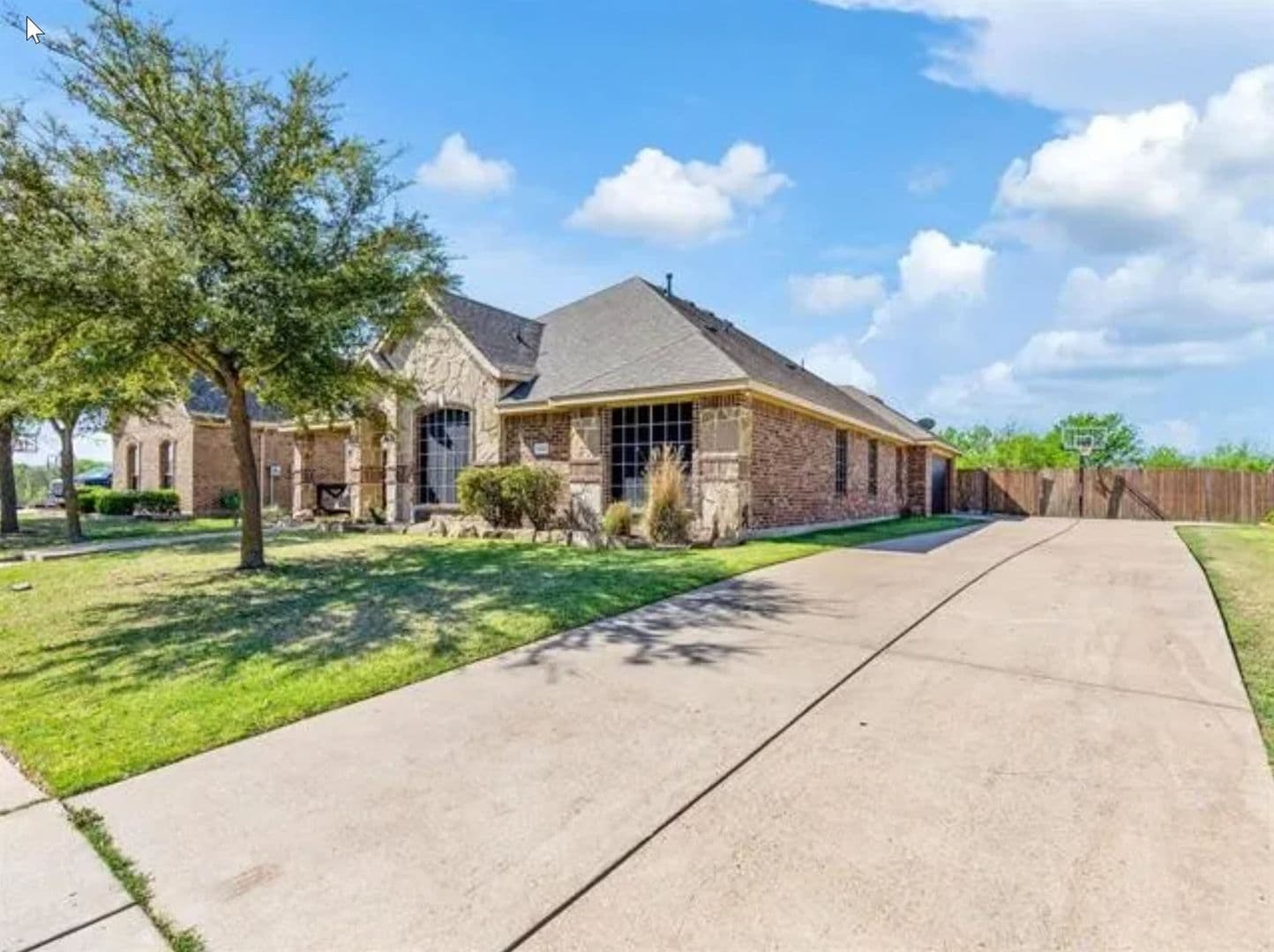 Forney House: 1052 Lufkin Ln