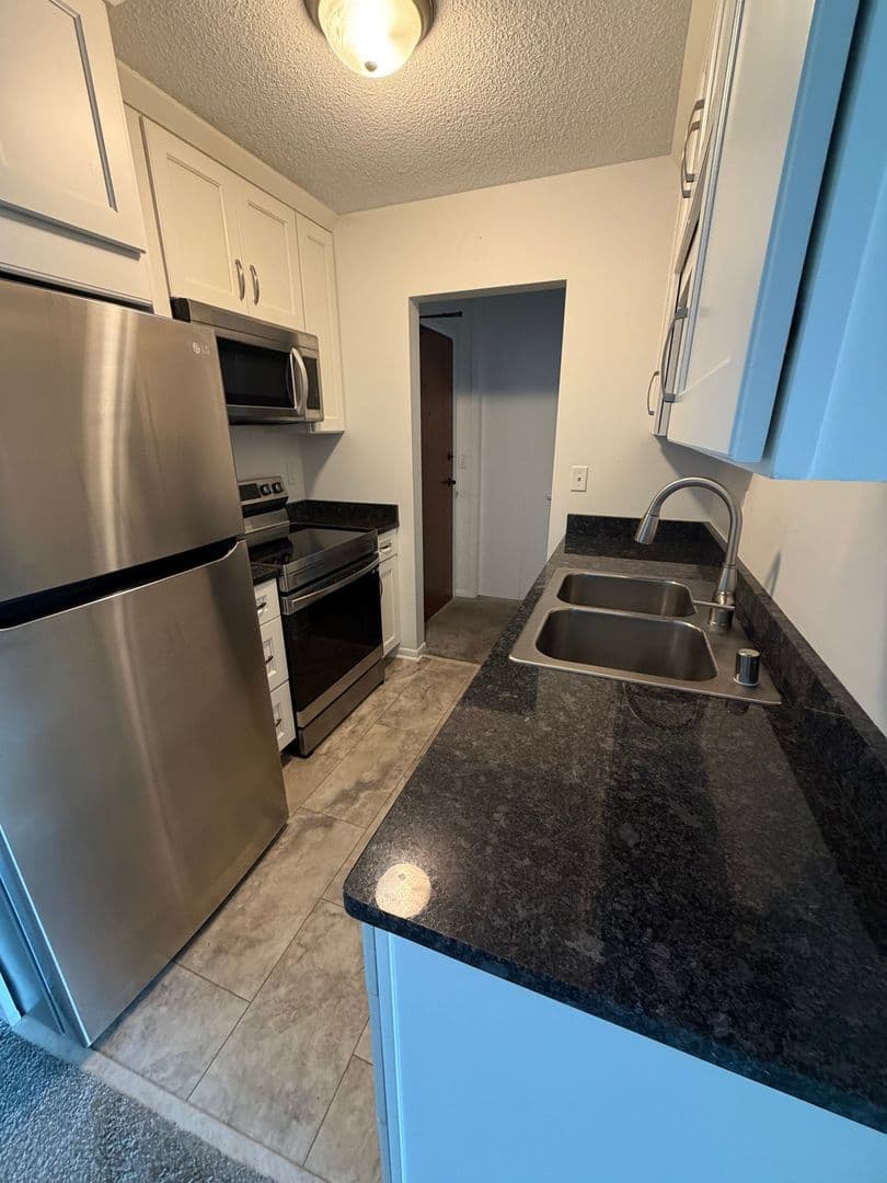 Mound Condo: 4387 Wilshire Blvd